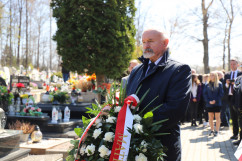 Upamiętnienie Dnia Pamięci Ofiar Zbrodni Katyńskiej - doradca wojewody śląskiego Czesław Sobierajski podczas uroczystości  /fot. K.Szczepanek/