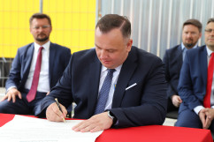 Obchody Narodowego Dnia Powstań Śląskich - marszałek województwa śląskiego Jakub Chełstowski podpisuje akt erekcyjny i wmurowania kamienia węgielnego pod budowę Akademickiej Strefy Sztuki Scenicznej Akademii Muzycznej w Katowicach /fot. ŚUW/