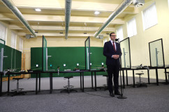 Otwarcie pneumatycznej strzelnicy sportowej w ZS nr 1 w Myszkowie - przemówienie premiera Mateusza Morawieckiego /fot. A. Księżnik/