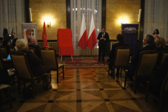 Zdjęcia z uroczystego odsłonięcia znaczka pocztowego Dziewięciu z 