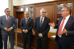 Podpisanie umów na wymianę akceleratora i zakup karetek dla województwa śląskiego /fot. B. Szwedowski/