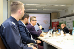 Galeria zdjęć z konferencji z okazji urodzin numeru alarmowego 112 z udziałem wojewody śląskiego Jarosława Wieczorka /fot. Anna Karendał/