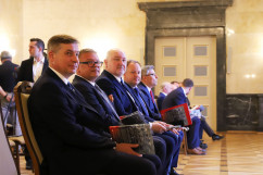 Obchody Narodowego Dnia Powstań Śląskich - uczestnicy uroczystości wprowadzenia do obiegu znaczka pocztowego z okazji 100. rocznicy powrotu Górnego Śląska do Polski /fot. ŚUW/