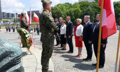 Galeria zdjęć z uroczystości obchodów 100. rocznicy zakończenia III Powstania Śląskiego z udziałem Prezydenta RP Andrzeja Dudy. Złożenie wieńca pod Pomnikiem Powstanców Śląskich/foto: Filip Nowakowski i B. Półrolnik