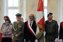 Fotogaleria zawiera zdjęcia z uroczystości wręczenia orderów i odznaczeń państwowych, które w imieniu Prezydenta RP wręczył wojewoda Jarosław Wieczorek w asyście II wicewojewody Mariusza Trepki. Odznaczenia odebrały osoby zasłużone w różnych dziedzinach życia społecznego, działalności  kulturalnej, charytatywnej oraz pracy zawodowej. Uroczystość uświetnił występ orkiestry Komendy Wojewódzkiej Policji w Katowicach oraz artystów Zespołu Pieśni i Tańca Śląsk.
