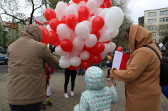 Mieszkańcy z balonami biało-czerwonymi/foto: ŚUW