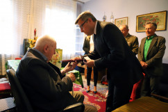 Galeria zdjęć z wręczenia Krzyża Kawalerskiego Orderu Odrodzenia Polski por. Mieczysławowi Krosińskiemu /fot. A. Karendał/