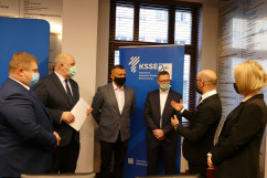 Uczestnicy wydarzenia rozmawiają przed rozpoczęciem uroczystości./fot. A. Kucharzewska/