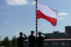 Strażacy podczas uroczystego wciągnięcia Flagi RP