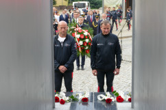 Wojewoda Jarosław Wieczorek składa wieniec pod pomnikiem poległych górników KWK „Wujek” w Katowicach/fot. A. Kucharzewska