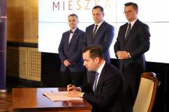 Galeria zdjęć z prezentacji Programu dla Śląska  oraz podpisania umowy w ramach programu Mieszkanie Plus w Śląskim Urzędzie Wojewódzkim /fot. A. Karendał/