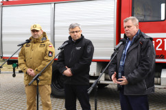 Briefing prasowy dot. przyjęcia uchodźców z Ukrainy w siedzibie OSP w Niewieszach - Wojewoda Śląski, Komendant Wojewódzki PSP, Starosta Gliwicki /fot. A. Księżnik/