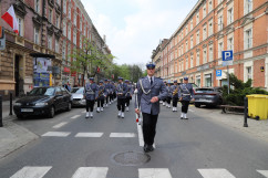 Obchody 231. rocznicy uchwalenia Konstytucji 3 maja - Orkiestra Komendy Wojewódzkiej Policji w Katowicach podczas pochodu /fot. ŚUW/