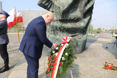 Obchody 231. rocznicy uchwalenia Konstytucji 3 maja -  wicewojewoda śląski Jan Chrząszcz składa wieniec pod Pomnikiem Powstańców Śląskich /fot. ŚUW/