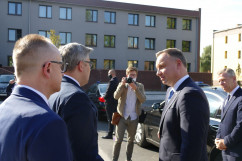 Wojewoda Śląski i Prezydent RP przed budynkiem Centrum Innowacyjnych Technologii dla Zdrowia/ fot. A. Kucharzewska