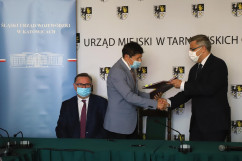 Uroczystość podpisania umów na realizację inwestycji w ramach rządowych programów w Tarnowskich Górach /fot. A. Księżnik/