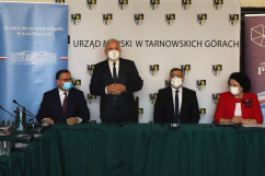 Uroczystość podpisania umów na realizację inwestycji w ramach rządowych programów w Tarnowskich Górach /fot. A. Księżnik/