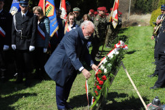 Upamiętnienie Dnia Pamięci Ofiar Zbrodni Katyńskiej - doradca wojewody śląskiego Czesław Sobierajski podczas składania kwiatów przed tablicą upamiętniającą porucznika Roberta Buchcika /fot. K.Szczepanek/