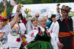 X Olimpiada Sportowa Uniwersytetów Trzeciego Wieku i Organizacji Senioralnych z udziałem wiceminister Elżbiety Bojanowskiej i wojewody Jarosława Wieczorka.