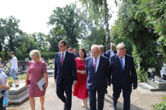 Uroczystości z okazji 130. rocznicy urodzin Alfonsa Zgrzebnioka połączone z obchodami 102. rocznicy wybuchu I Powstania Śląskiego. Uczestnicy uroczystości przechodzą aleją cmentarza na miejsce wydarzenia/foto: A. Księżnik