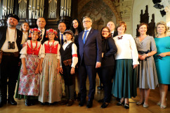 Uroczystość podpisania ustawy o ustanowieniu Narodowego Dnia Powstań Śląskich - Prezydent RP z uczestnikami wydarzenia /fot. A. Księżnik/