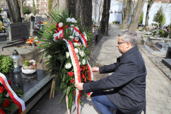 Uroczyste obchody 12. rocznicy katastrofy smoleńskiej - Wojewoda Śląski składa wieniec przed grobem śp. Krystyny Bochenek /fot. K.Szczepanek/