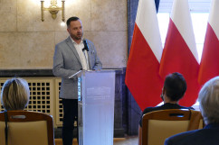 Wręczenie nagród laureatom konkursu dla organizacji pozarządowych pod hasłem „Rodzina jest najważniejsza” - przemówienie Dyrektora Wydziału Rodziny i Polityki Społecznej ŚUW /fot. B. Szwedowski/