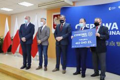 Minister Adam Andruszkiewicz wręcza symboliczny czek w ramach programu 