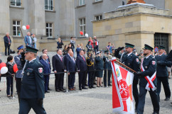 Obchody 231. rocznicy uchwalenia Konstytucji 3 maja - Izba Administracji Skarbowej w Katowicach podczas pochodu przed Śląskim Urzędem Wojewódzkim /fot. ŚUW/