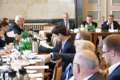 Fotogaleria składająca się ze zdjęć z posiedzenia Wojewódzkiej Rady Dialogu Społecznego w Katowicach pod przewodnictwem wojewody Jarosława Wieczorka (fot. B. Szwedowski)