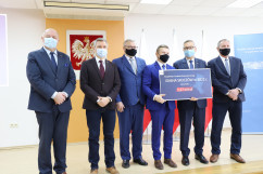 Uroczystość wręczenia symbolicznych promes w ramach RFRD/fot. K. Szczepanek/ - wspólne zdjęcie uczestników uroczystości wraz z zastępcą burmistrza Andrzejem Bubnickim.