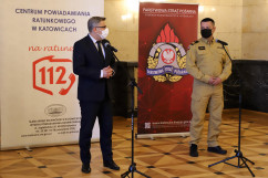 Briefing prasowy dotyczący przejmęcia numeru alarmowego 998 przez numer alarmowy 112 - wojewoda śląski J. Wieczorek przemawia, śląski komendant wojewódzki PSP J. Kleszczewski obok /fot. A. Księżnik/