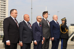 Obchody 231. rocznicy uchwalenia Konstytucji 3 maja - uczestnicy uroczystości przed pomnikiem Powstańców Śląskich /fot. ŚUW/