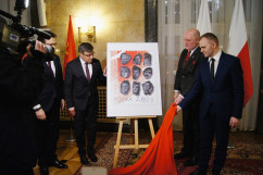 Zdjęcia z uroczystego odsłonięcia znaczka pocztowego Dziewięciu z 