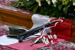 Obchody 75. rocznicy śmierci kpt. Stanisława Lisieckiego „Jaguara” - kościół - czapka wojskowa i karabin /fot. A. Księżnik/