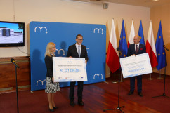 Przekazanie czeków na dofinansowanie inwestycji w Górnośląskim Centrum Medycznym przez premiera M. Morawieckiego i wiceministra zdrowia S. Gadomskiego /fot. B. Szwedowski/