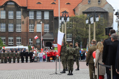 Żołnierze podnoszą uroczyście flagę państwową na maszt/foto: ŚUW