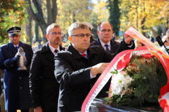Złożenie zniczy na grobach na cmentarzu przy ul. Francuskiej w Katowicach /fot. A. Księżnik/