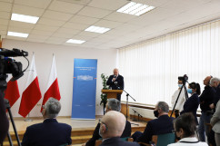 Uroczystość wręczenia symbolicznych promes w ramach RFRD/fot. K. Szczepanek/ - I wicewojewoda Jan Chrząszcz podczas przedstawiania  prezentacji. 