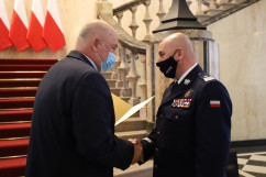 Wicewojewoda wręcza dyplom komendantowi wojewódzkiemu Policji/fot. I. Matuszewska