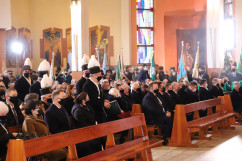 Uczestnicy uroczystości stoją w kościele/foto: ŚUW