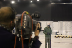 Galeria składająca się ze zdjęć z wizyty Prezesa Rady Ministrów Mateusza Morawieckiego w województwie śląskim. Premier wizytował budowę szpitala tymczasowego w MCK w Katowicach/fot. I. Matuszewska