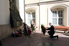 Złożenie przez Prezydenta RP wieńca pod tablicą ku pamięci ofiar katastrofy smoleńskiej na Jasnej Górze /fot. B. Półrolnik/