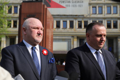 Wspólnie świętujemy Dzień Flagi Rzeczypospolitej Polskiej - wicewojewoda Jan Chrząszcz wraz z marszałkiem województwa śląskiego Jakubem Chełstowskim /fot. K.Szczepanek/