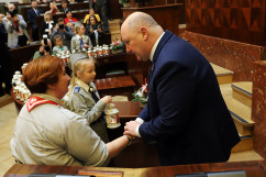 Galeria zdjęć z przekazania Betlejemskiego Światełka Pokoju podczas sesji Sejmiku Województwa Śląskiego /fot. A. Karendał/