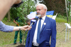 Obchody Narodowego Dnia Powstań Śląskich - doradca wojewody Czesław Sobierajski udziela wypowiedzi mediom /fot. ŚUW/
