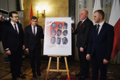 Zdjęcia z uroczystego odsłonięcia znaczka pocztowego Dziewięciu z 