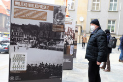 wicewojewoda śląski Jan Chrząszcz ogląda wystawę./fot. A. Herz/