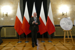 Wicewojewoda śląski Jan Chrząszcz prezentuje monetę NBP z okazji setnej rocznicy powrotu części Górnego Śląska do Polski /foto: ŚUW