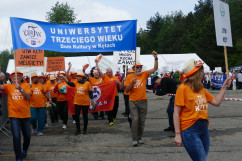 X Olimpiada Sportowa Uniwersytetów Trzeciego Wieku i Organizacji Senioralnych z udziałem wiceminister Elżbiety Bojanowskiej i wojewody Jarosława Wieczorka.